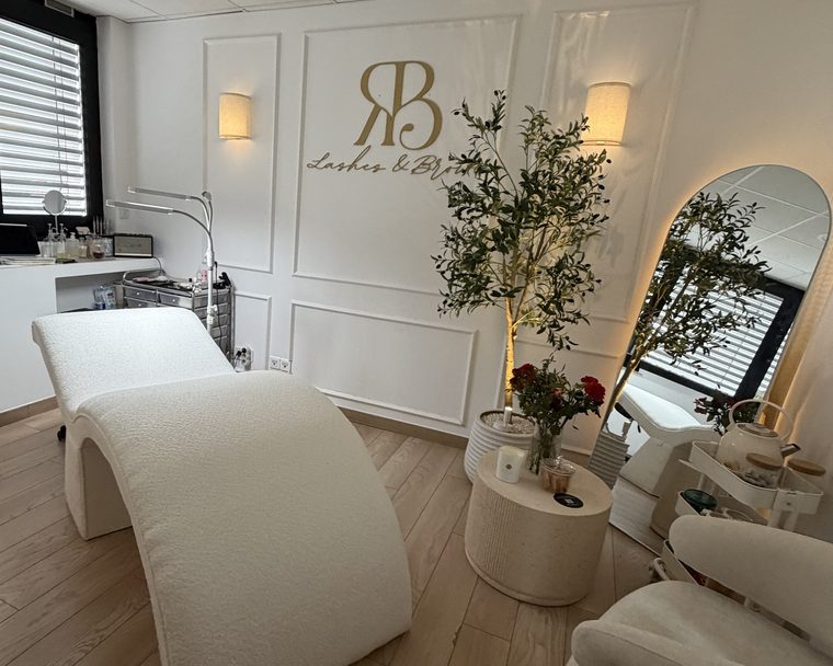 L’institut Ramara Beauty : cabine blanche, logo RB doré et olivier